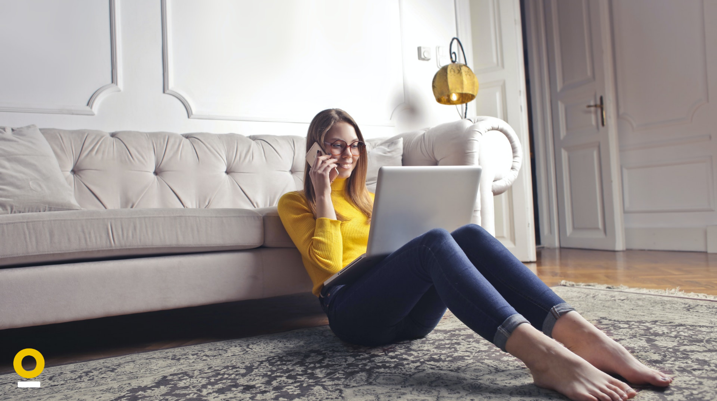 Freelance femme au téléphone